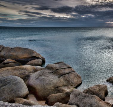 Denizin üzerinde güzel bir gün batımı