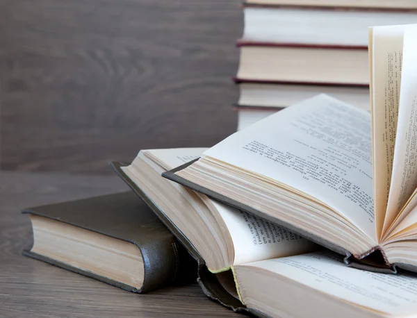 Libros sobre cubierta de madera —  Fotos de Stock