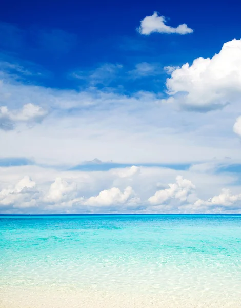 Spiaggia e mare tropicale — Foto Stock