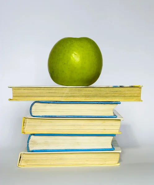 Apple en boeken — Stockfoto