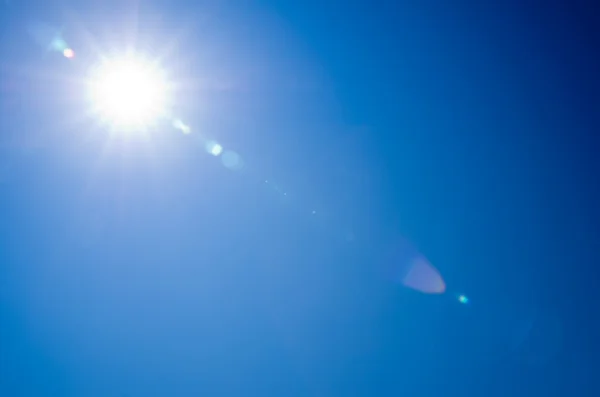 Sol brilhante no céu azul — Fotografia de Stock