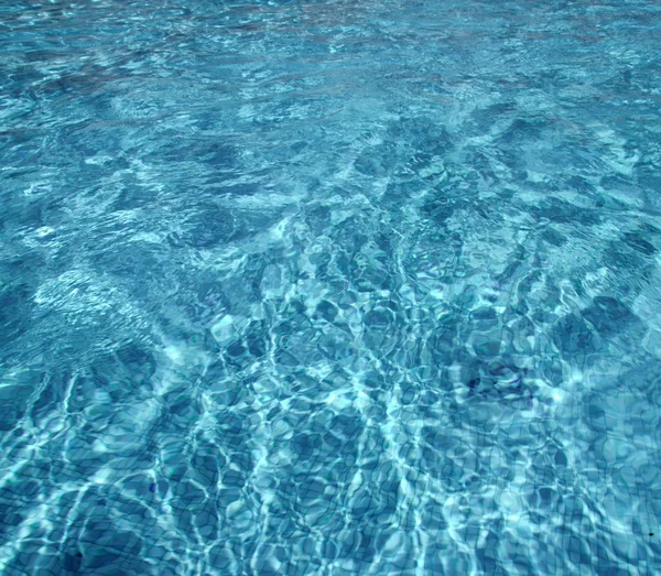 Voda z modrého bazénu — Stock fotografie