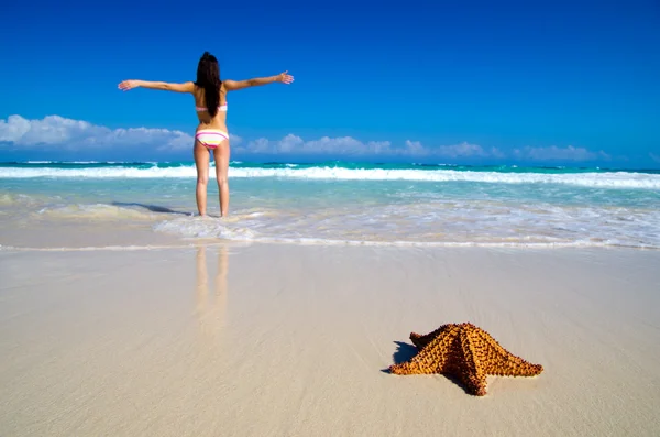 Vrouw ontspant op het strand — Stockfoto