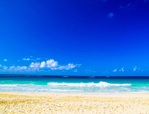 Plaża i tropikalne morze — Zdjęcie stockowe