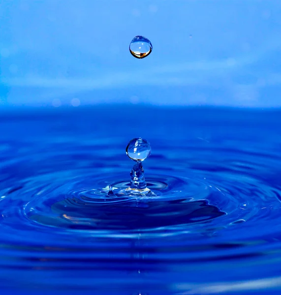 Plons blauw water — Stockfoto