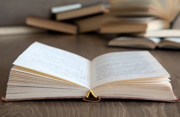 Libros sobre cubierta de madera —  Fotos de Stock