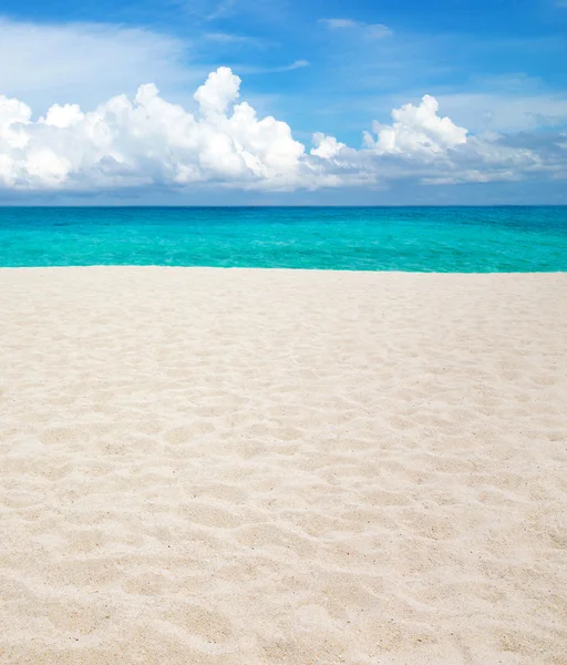 Strand und tropisches Meer — Stockfoto