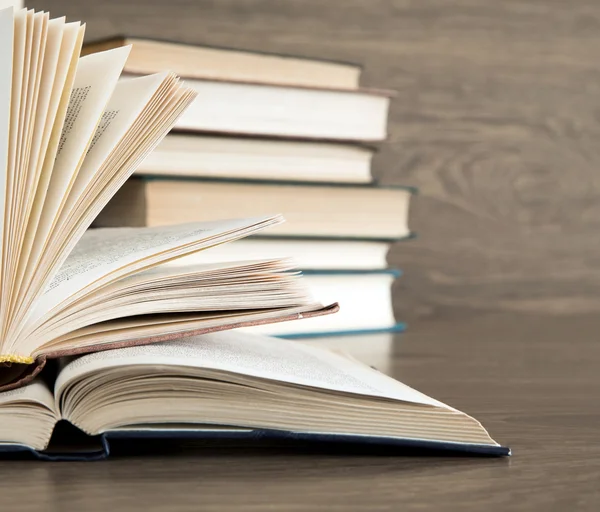 ahşap güverte üzerine kitaplar