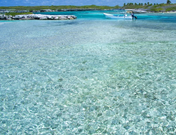 ชายหาดที่ชัดเจนของแคริบเบียน — ภาพถ่ายสต็อก