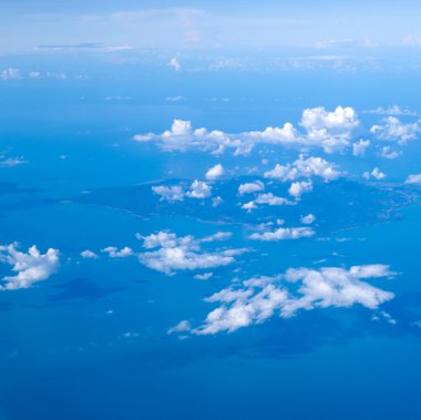 Bulutlu mavi gökyüzü