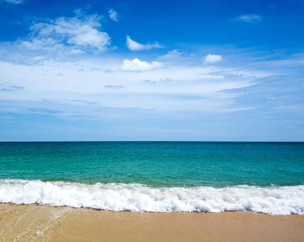 Strand und tropisches Meer — Stockfoto