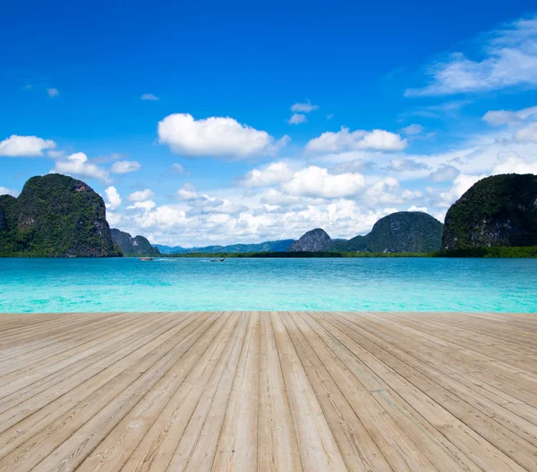 Beach and tropical sea — Stock Photo, Image