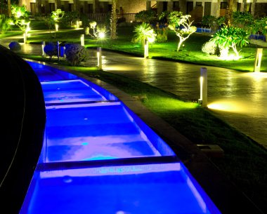 Gece aydınlığında yüzme havuzu