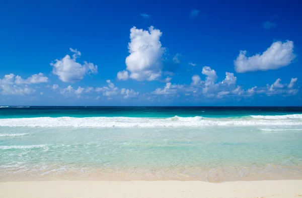 Mar tropical y cielo azul — Foto de Stock