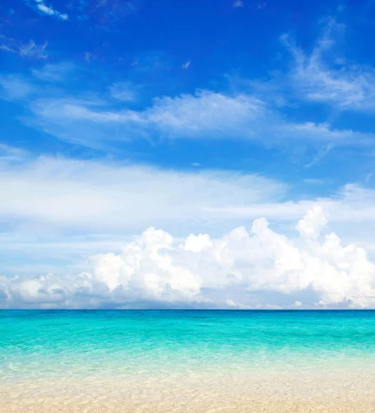 Spiaggia e mare tropicale — Foto Stock