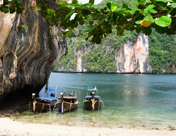Barcos em Andaman sea, Tailândia — Fotografia de Stock