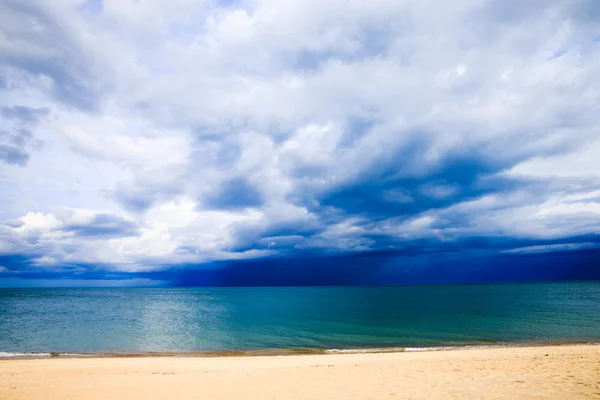 Spiaggia e mare tropicale — Foto Stock