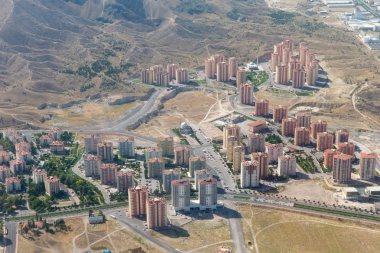 yol asfalt ve modern şehir