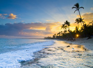 Denizin üstünde gün batımı