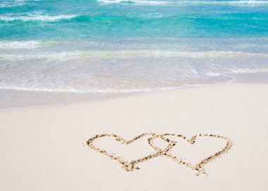 kum üzerine çizilen Kalpler