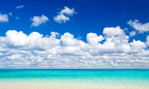 Playa y mar tropical — Foto de Stock