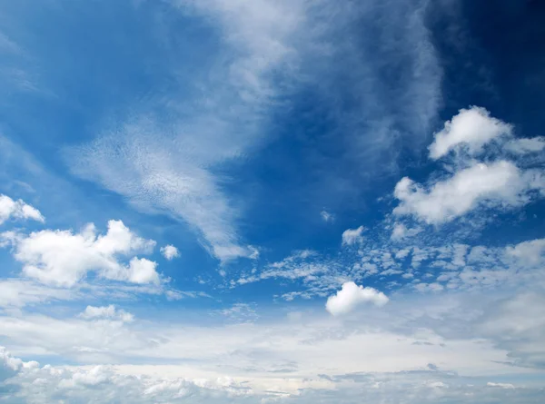 Wolken am blauen Himmel — Stockfoto