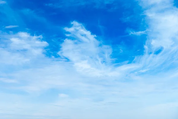 Wolken am blauen Himmel — Stockfoto