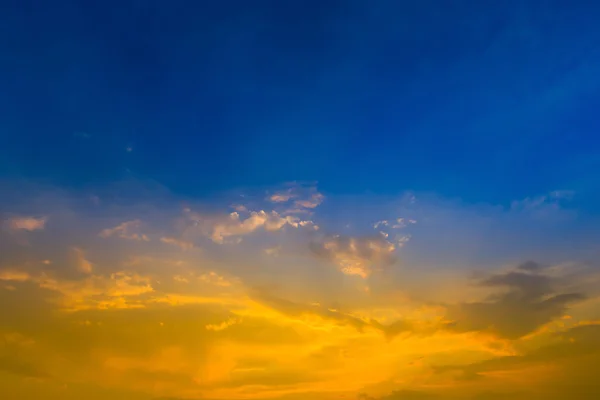 Obloha s mraky a sluncem — Stock fotografie