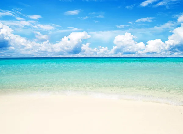 Spiaggia e mare tropicale — Foto Stock