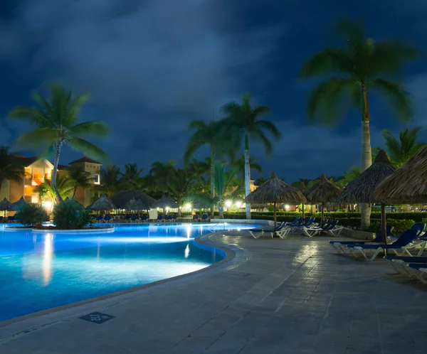 Piscina in illuminazione notturna — Foto Stock