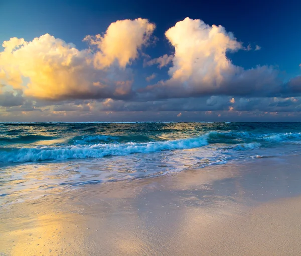 Strand und tropisches Meer — Stockfoto