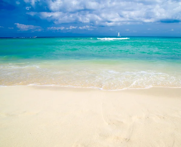 Praia e mar tropical — Fotografia de Stock