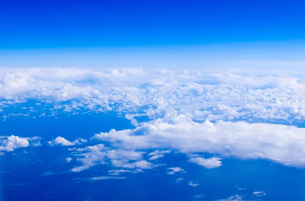 Wolken in de blauwe lucht — Stockfoto