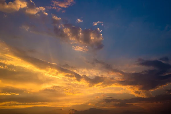 Céu com nuvens e sol — Fotografia de Stock