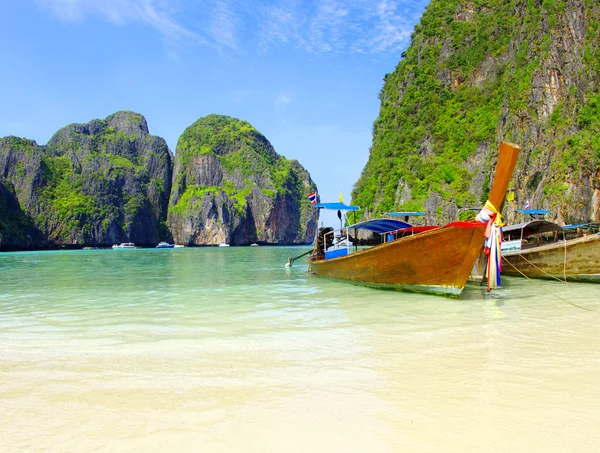 Beach and tropical sea — Stock Photo, Image