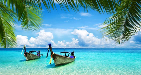 Praia e mar tropical — Fotografia de Stock