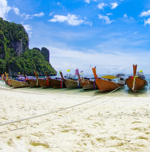 Playa tropical y botes de cola larga —  Fotos de Stock