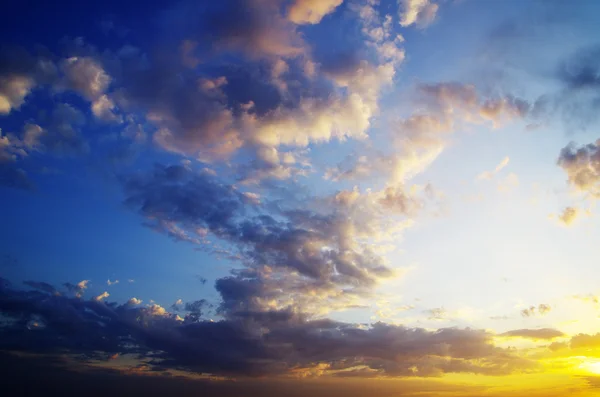 ท้องฟ้าที่มีเมฆและดวงอาทิตย์ — ภาพถ่ายสต็อก