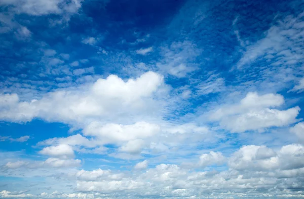 Blå himmel med små moln — Stockfoto