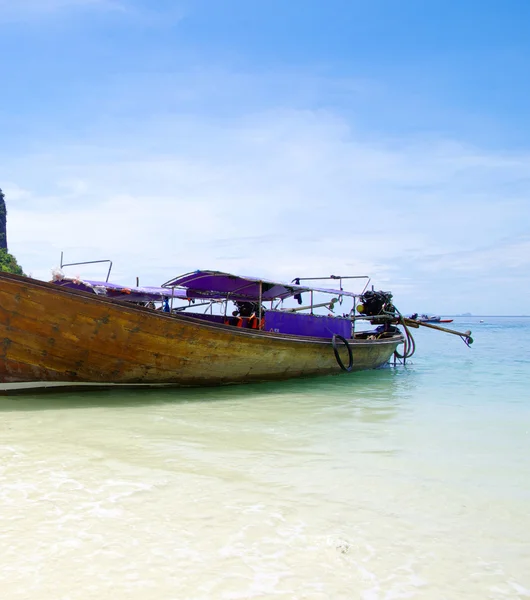 Longtail boten in de Andaman Zee, Thailand — Stockfoto