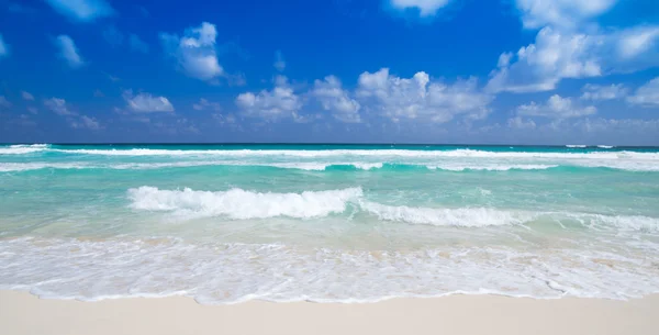 Strand und tropisches Meer — Stockfoto