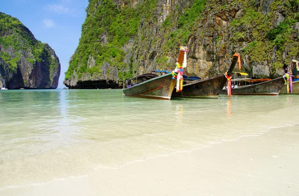 Longtail båtar i havet, Thailand — Stockfoto