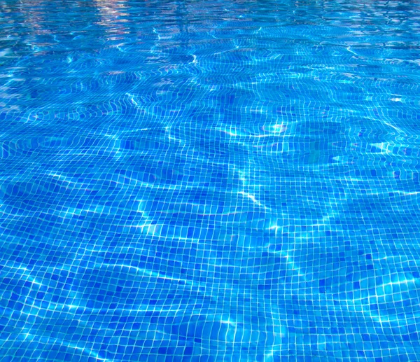 Eau de piscine bleue — Photo