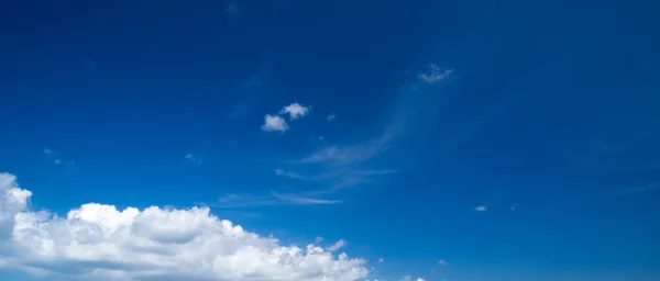 Nuvens no céu azul — Fotografia de Stock