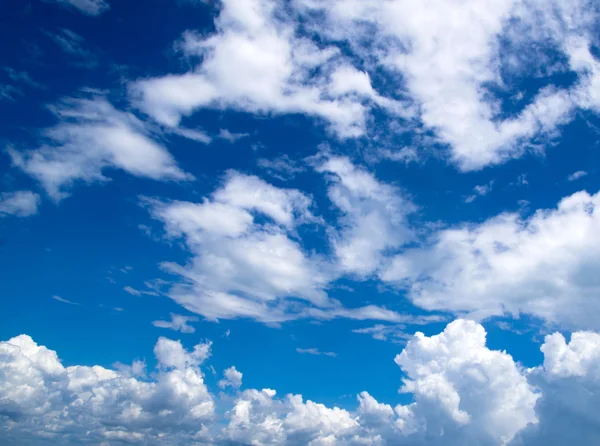 Blå himmel med moln — Stockfoto