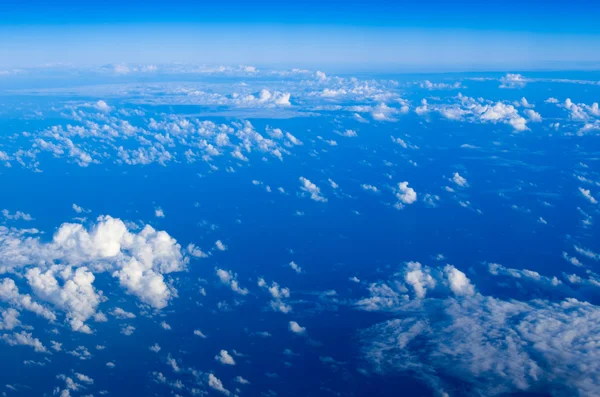 Nuvens no céu azul — Fotografia de Stock