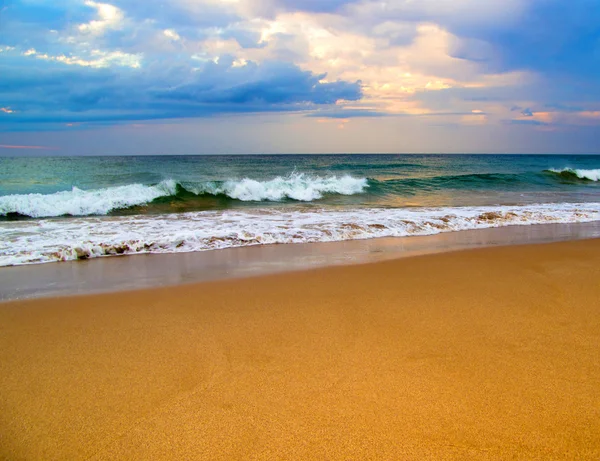 Trópusi strand naplementekor — Stock Fotó