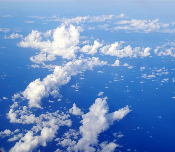 Blauwe lucht met wolken — Stockfoto