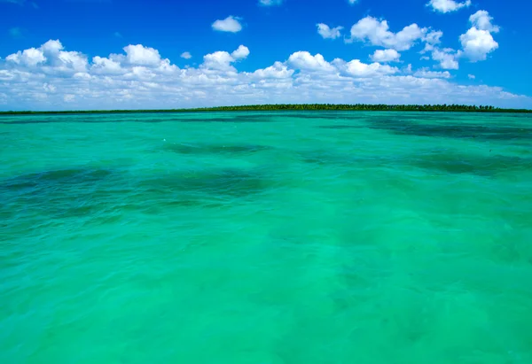 Mar azul e céu azul — Fotografia de Stock