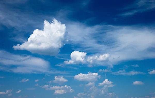 Céu fundo com nuvens — Fotografia de Stock